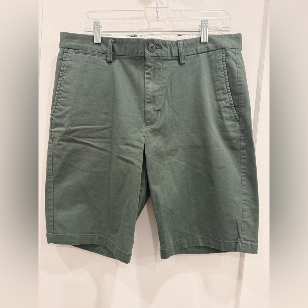 Old Navy Men’s Ultra Slim Flat-Front Shorts – Green Khaki | Size 33